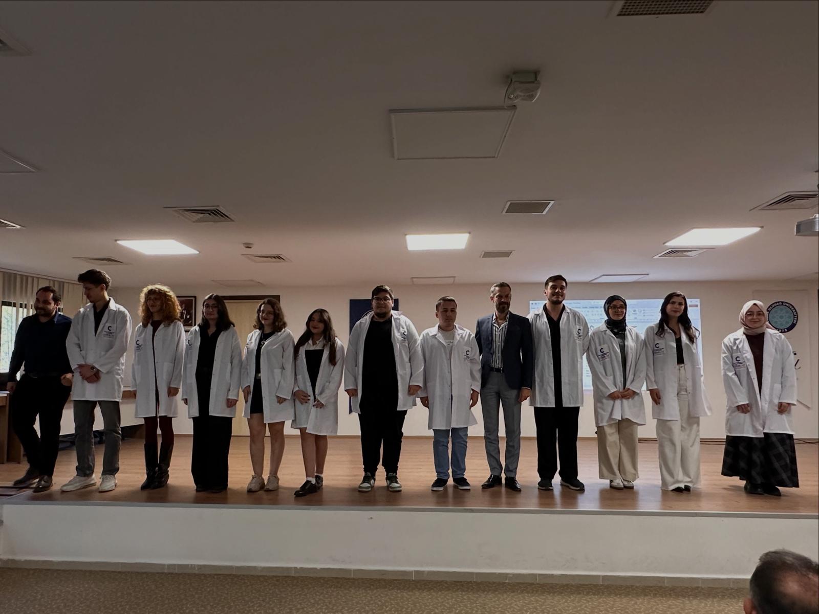 Bölümümüz 1. Sınıf Öğrencilerine Önlük Giyme Töreni Düzenlendi